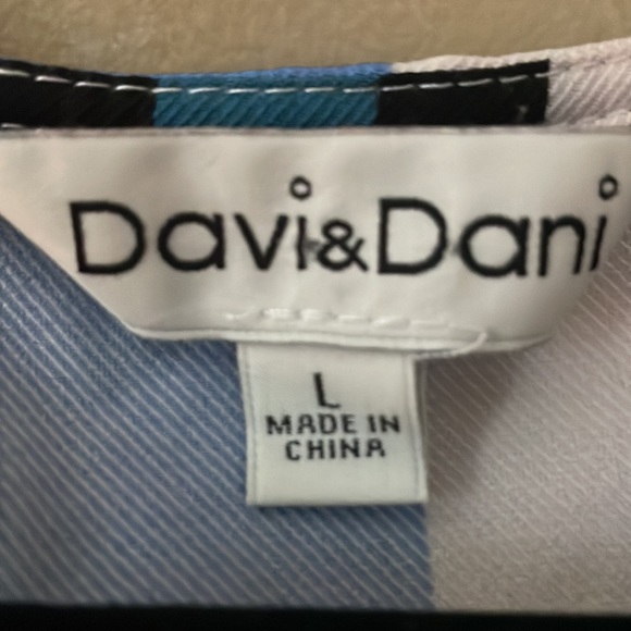 Striped, button down blouse from Davi & Dani. Size Large - Picture 4 of 7